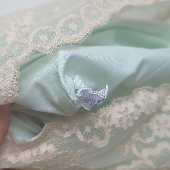 Vintage Vanity Fair Slip with Lace Trim Women's 34 - Picture 11 of 12